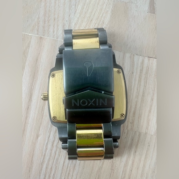 Nixon the player gunmetal gray and gold tone watch NEW BATTERY